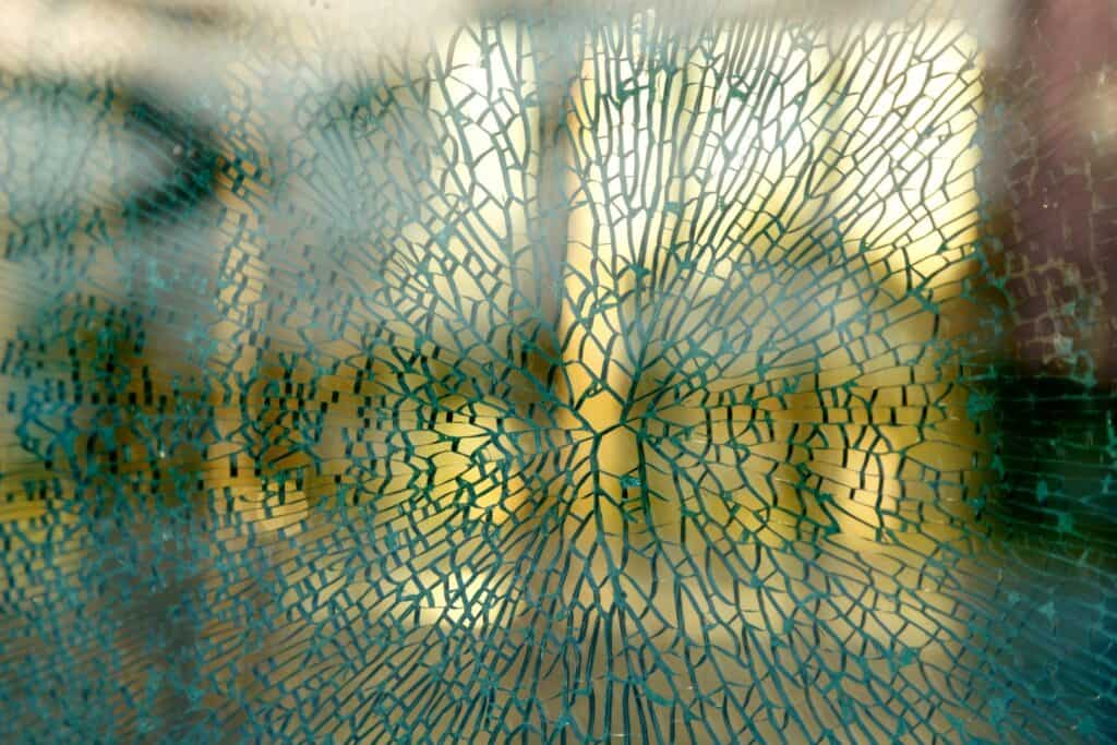 broken toughened glass in office building texture 2023 11 27 04 52 04 utc Large verre trempé